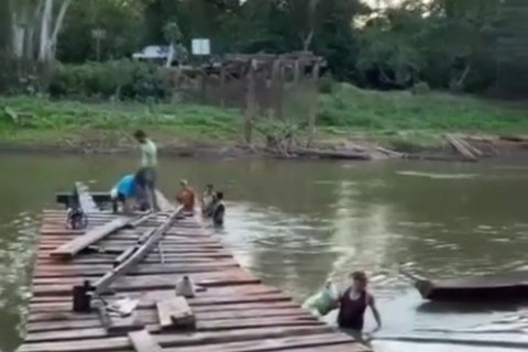 Moradores cansados de esperar,  constroem ponte.