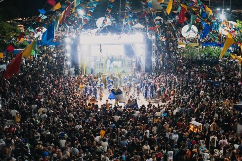 Milhares de devotos e grupos de bumba meu boi prestam homenagens a São Pedro em São Luís; veja fotos Cortejo de grupos de bumba meu boi reuniu milhares de pessoas durante toda a madrugada deste domingo (29). Tradição é realizada há mais de 80 anos, na Madre Deus, presta homenagem ao santo considerado o padroeiro dos pescadores.