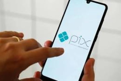 Novo golpe do Pix controla celular da vítima e limpa a conta A fraude começa com uma chamada, na qual o estelionatário se apresenta como técnico do banco e pede que a pessoa instale apps como Teamviewer, Anydesk e outros que permitem o acesso remoto ao aparelho. Depois, o criminoso pergunta qual o código exibido por esse programa que libera o contr